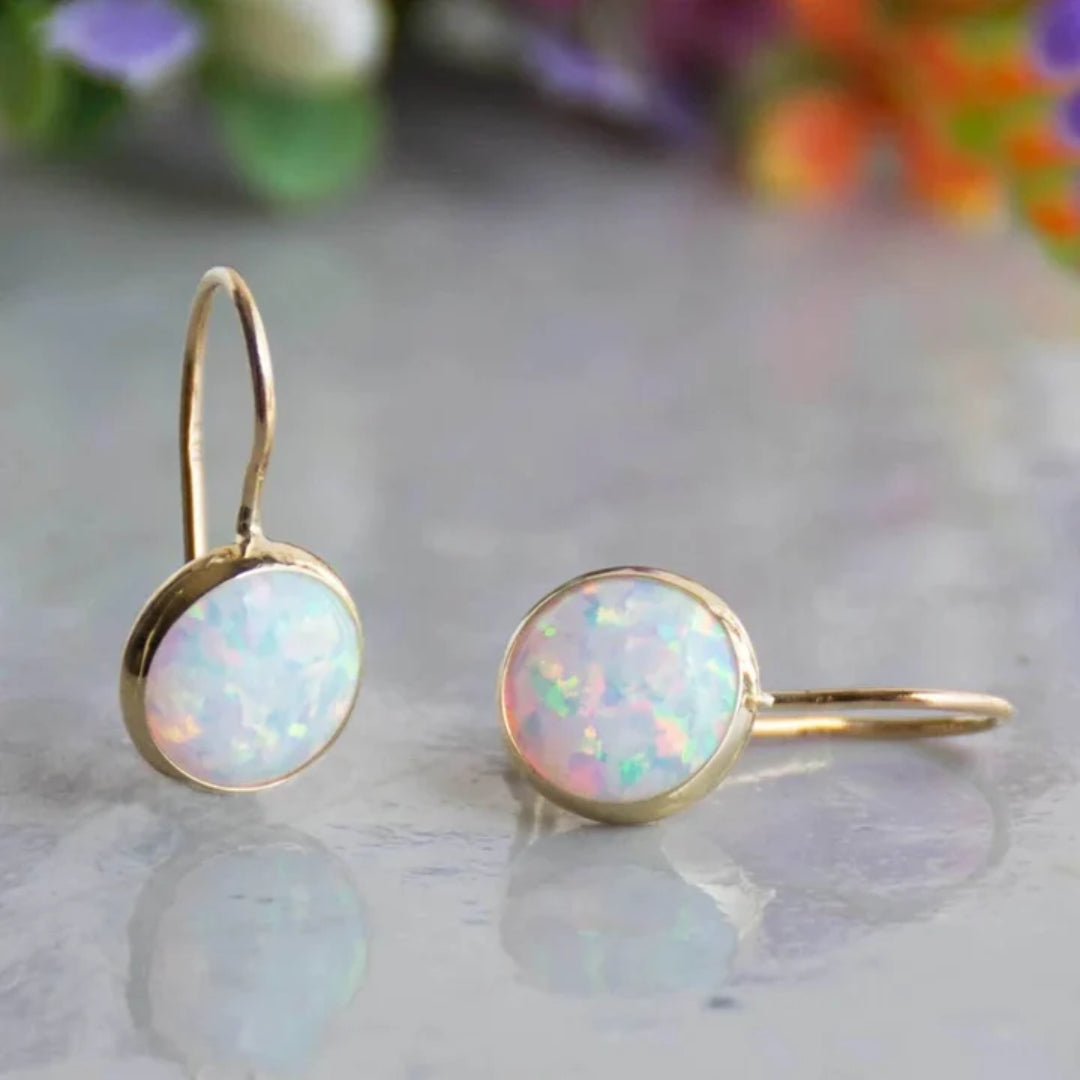 Pendientes redondos de ópalo con juego de colores brillantes