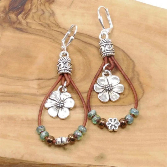Pendientes colgantes de cuero boho con dijes de flores y cuentas