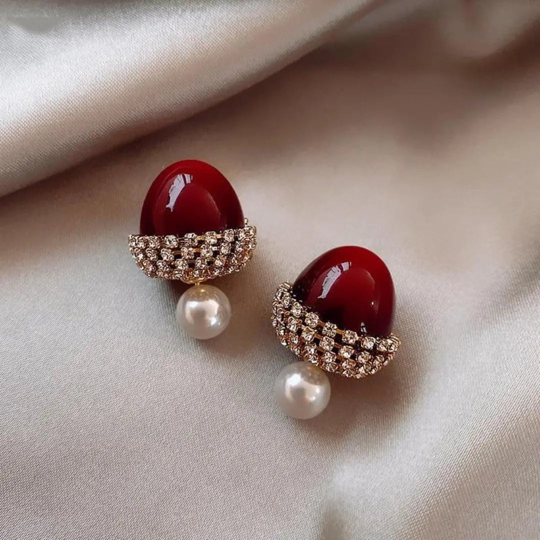Elegantes pendientes de cabujón rojo con colgantes de strass y perlas