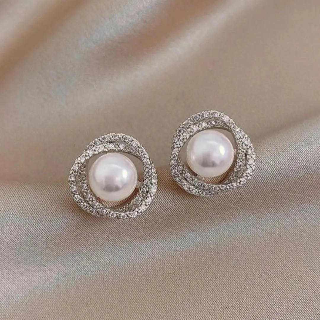 Pendientes de perlas elegantes con un diseño de espiral de diamantes brillantes