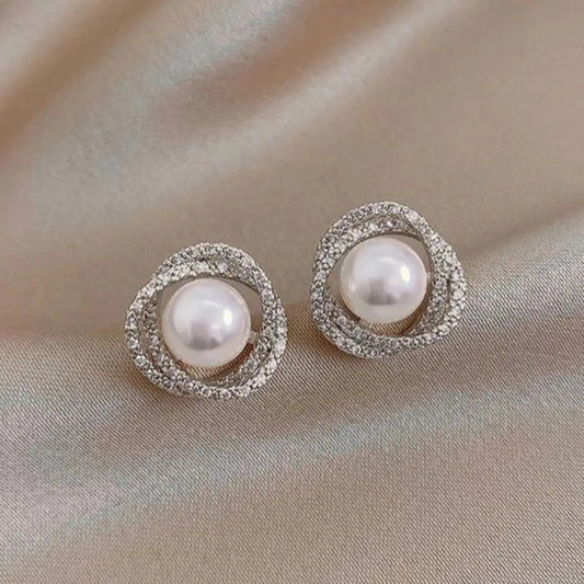 Pendientes de perlas elegantes con un diseño de espiral de diamantes brillantes