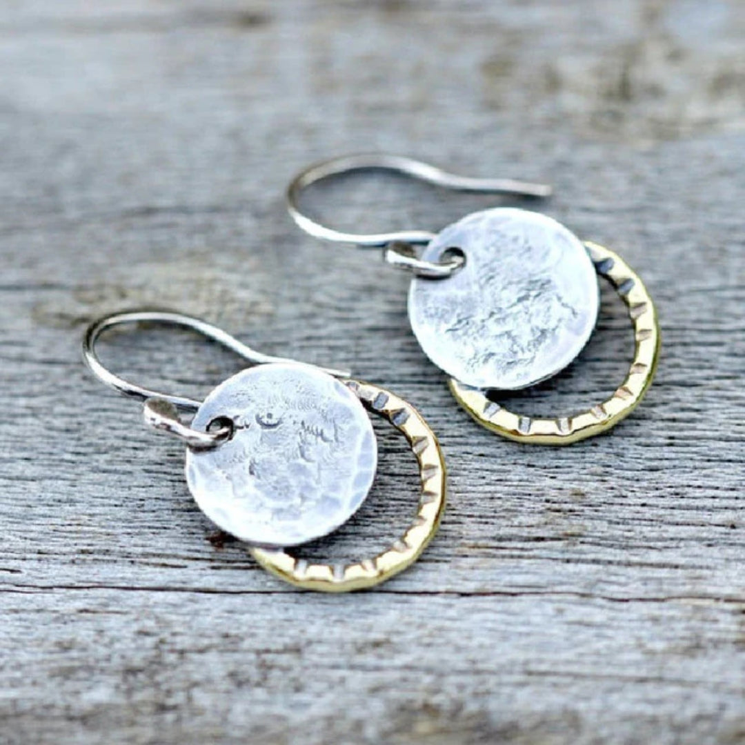 Pendientes martillados con discos y detalles de anillos