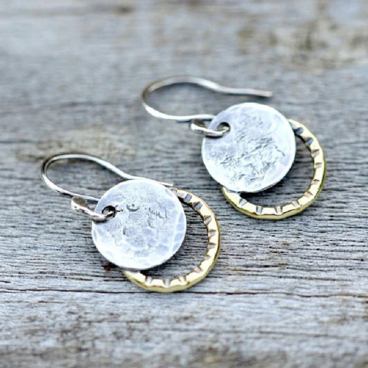 Pendientes martillados con discos y detalles de anillos