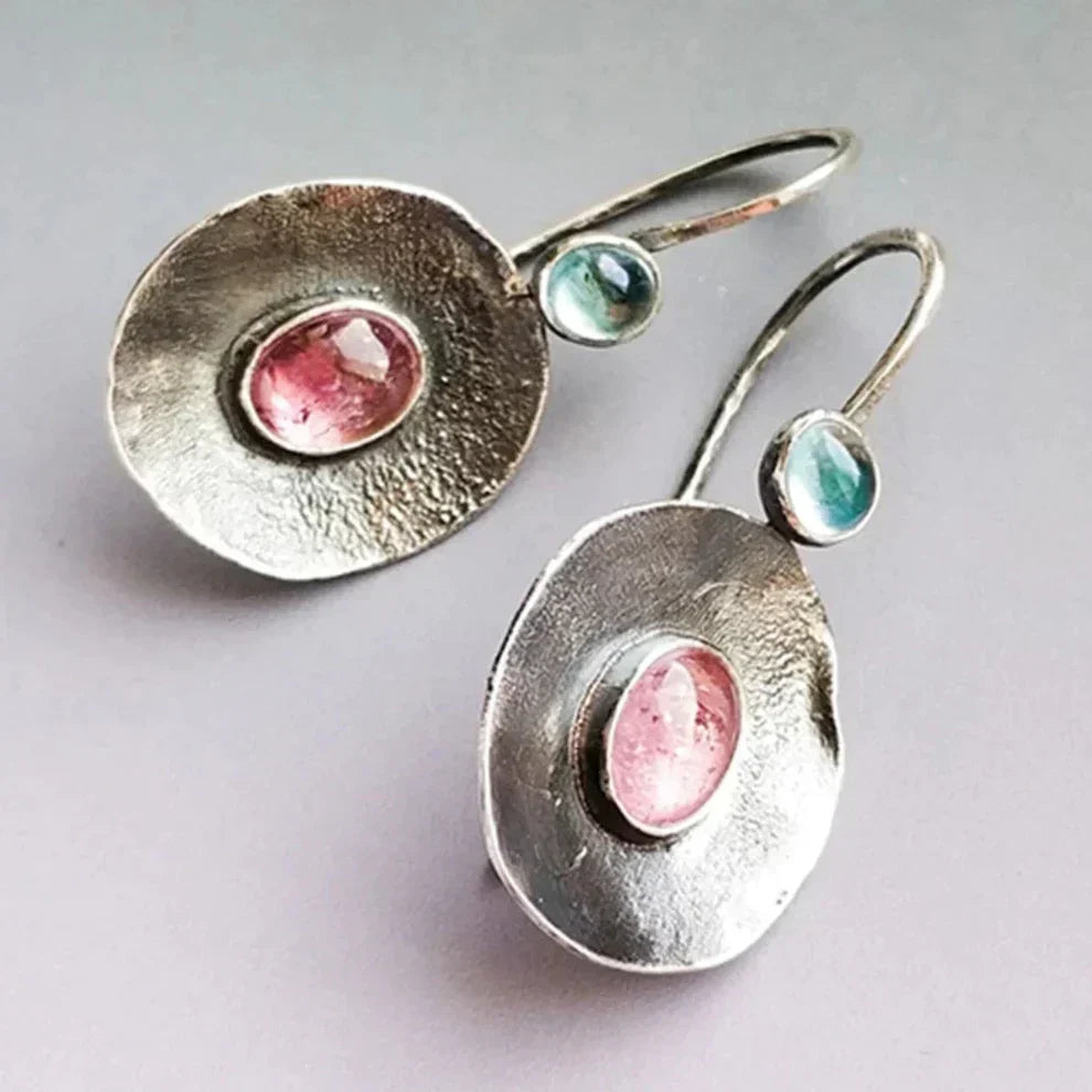 Pendientes de piedras preciosas ovaladas con aire vintage y diseño único