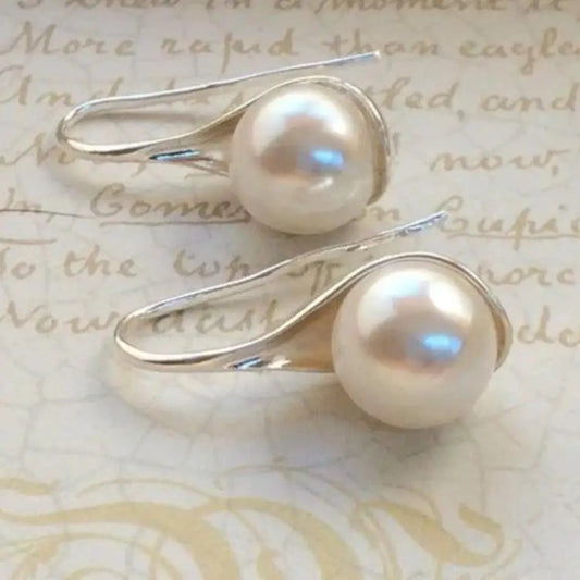Pendientes de perlas sencillos con un elegante diseño de lágrima