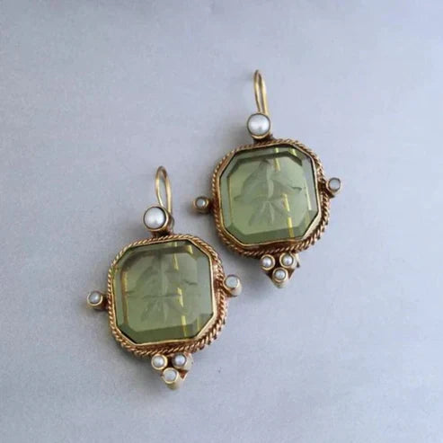 Pendientes antiguos con gemas verdes y perlas