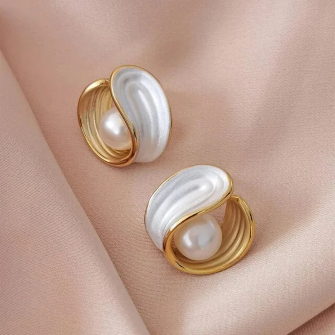 Pendientes elegantes con perlas y esmalte blanco