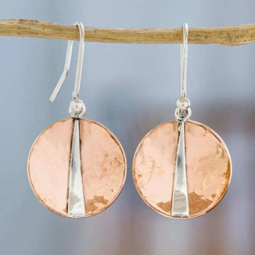 Pendientes de cobre martillado con una tira de latón estrecha y moderna