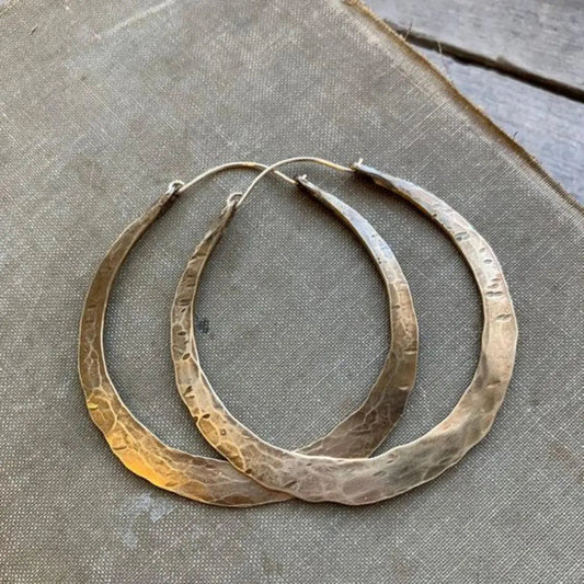 Pendientes de aro martillados de estilo vintage para mayor elegancia