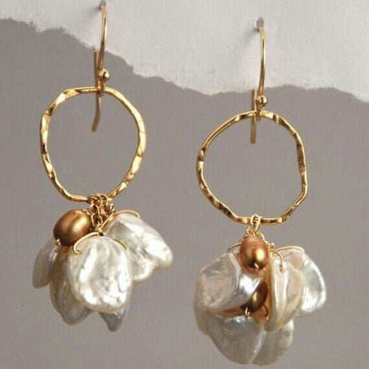 Pendientes barrocos de flores de perlas de agua dulce con anillos martillados