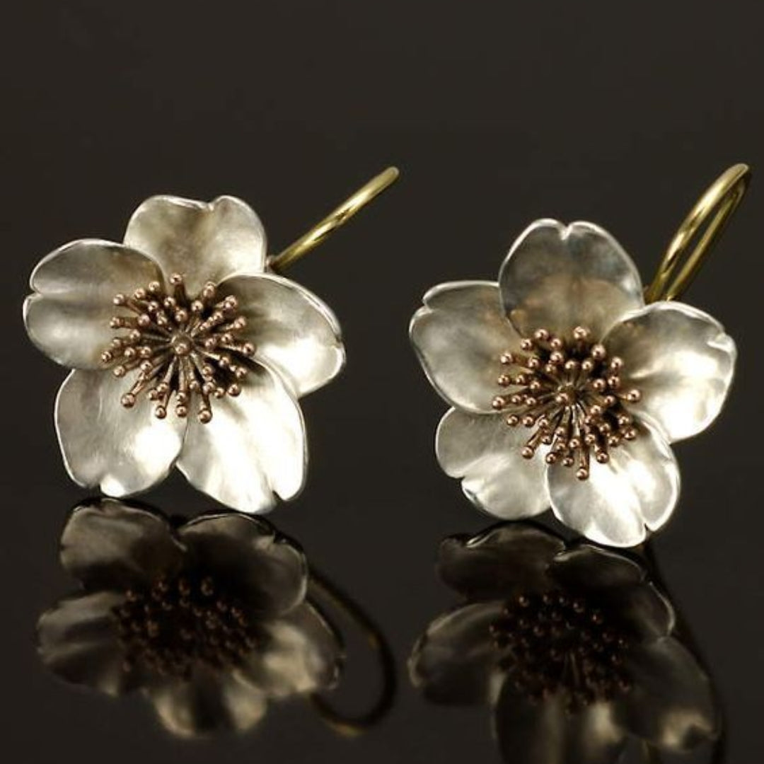 Pendientes de flores con delicados pétalos y centro de filigrana