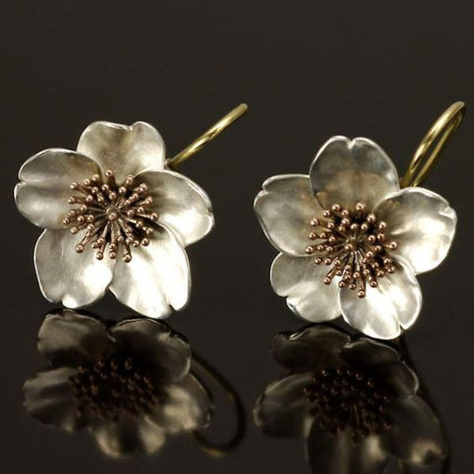 Pendientes de flores con delicados pétalos y centro de filigrana