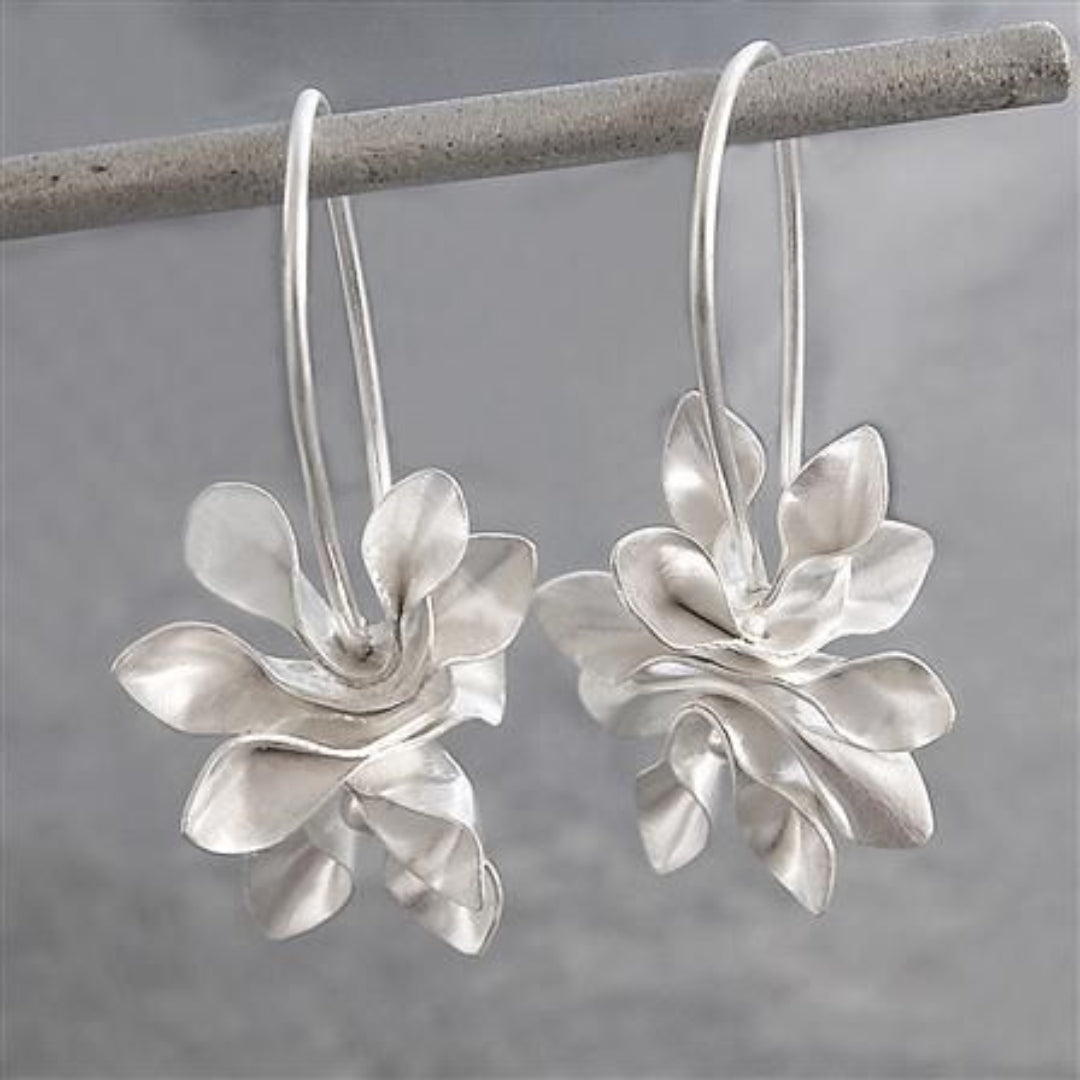 Pendientes con elegantes flores irregulares fabricados en metal brillante