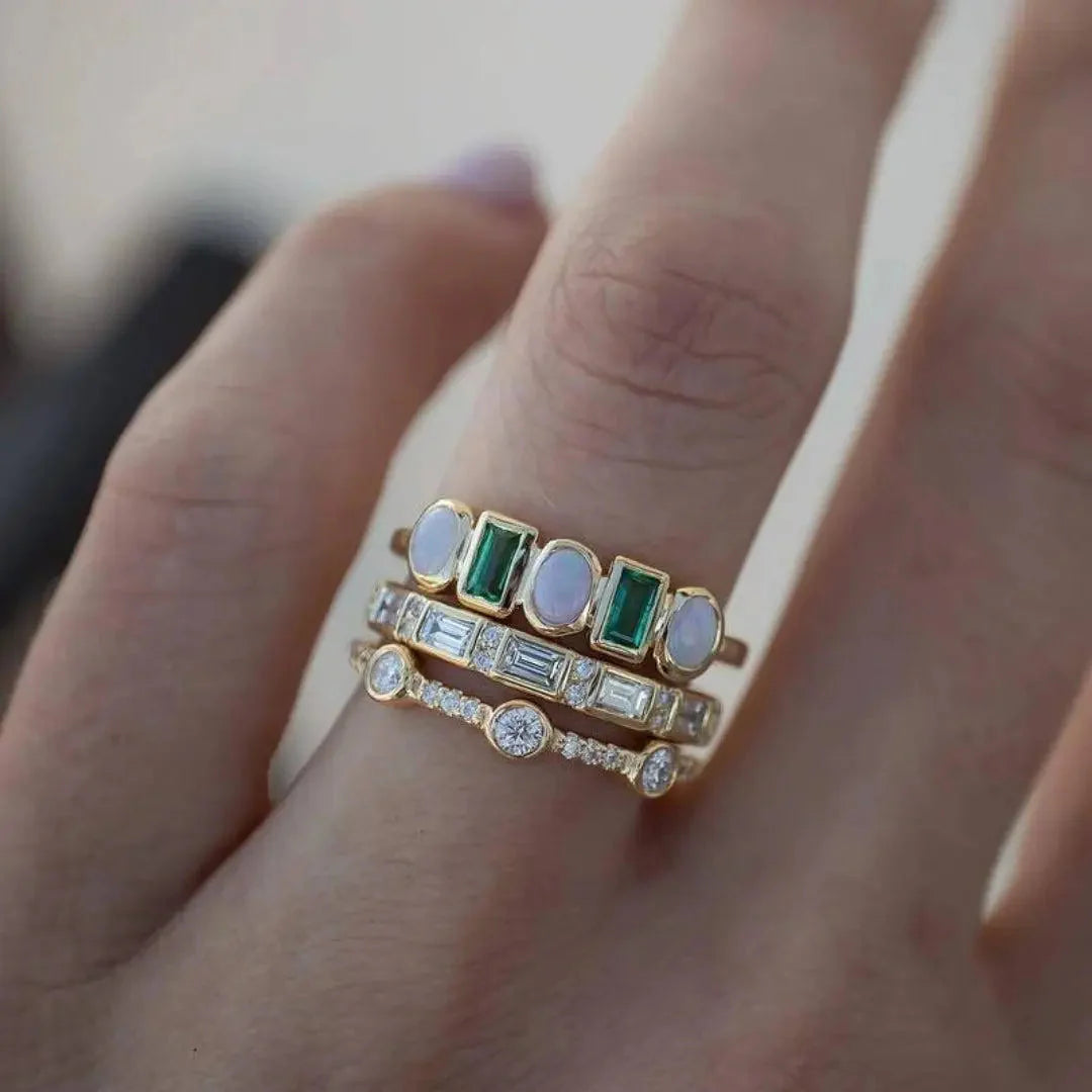 Anillo Vintage de Opales Blancos y Esmeraldas