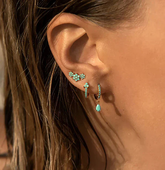 Pendientes de flor turquesa y aros con colgante de turquesa en forma de lágrima