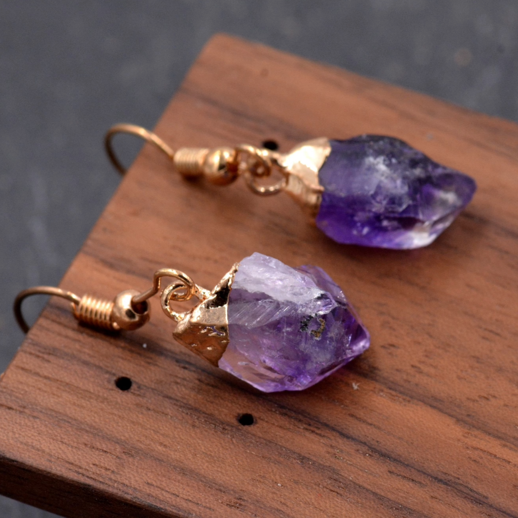Elegantes pendientes de amatista en bruto con diseño natural