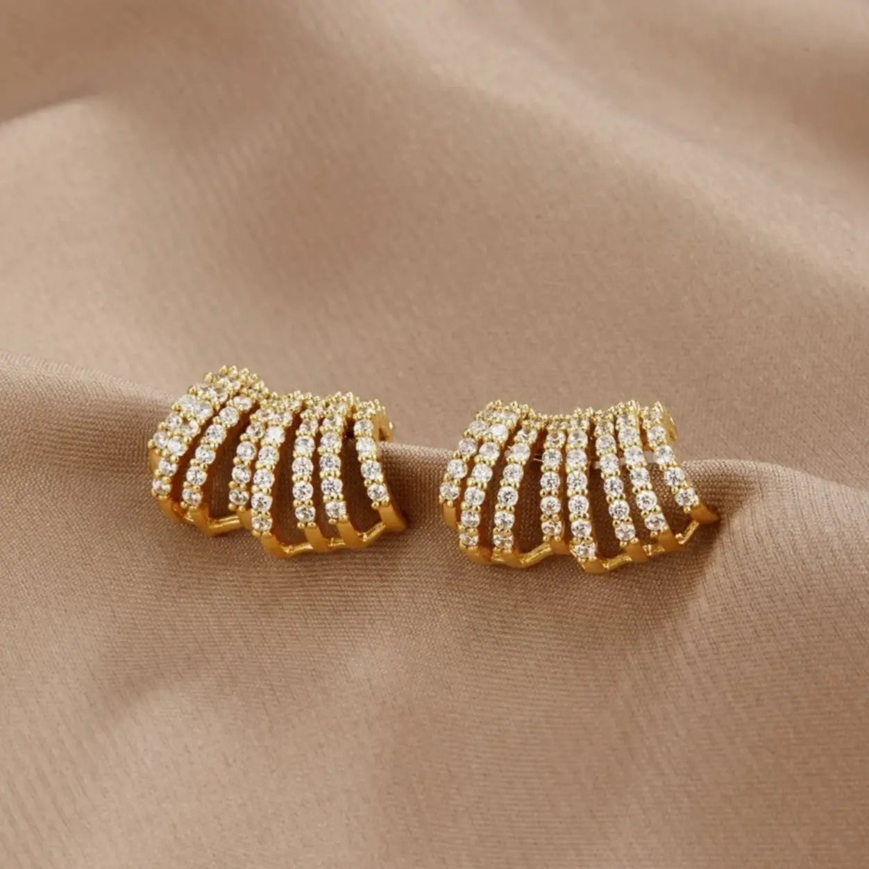 Ear cuffs brillantes con circonitas y elegante diseño de concha