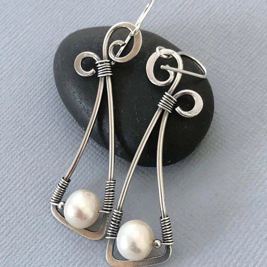 Pendientes de perlas de estilo vintage con detalle de alambre envolvente