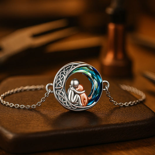 Pulsera abrazando a un perro humano con una brillante piedra lunar y una celta desnuda