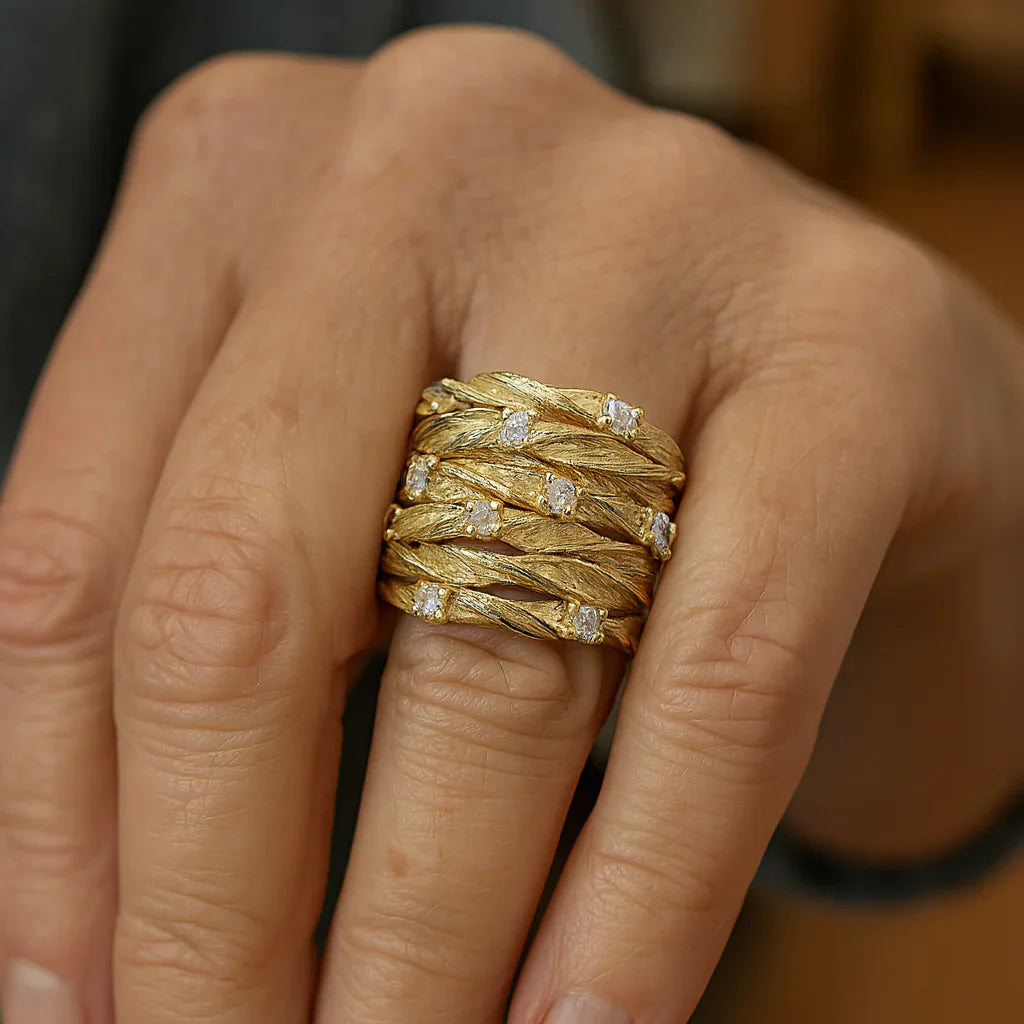 Anillo Vintage Dorado con Piedras