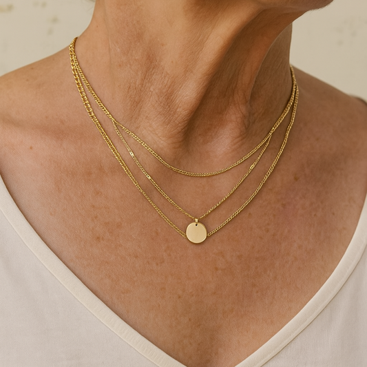 Cadena de tres capas con un delicado colgante de placa para conjuntos elegantes