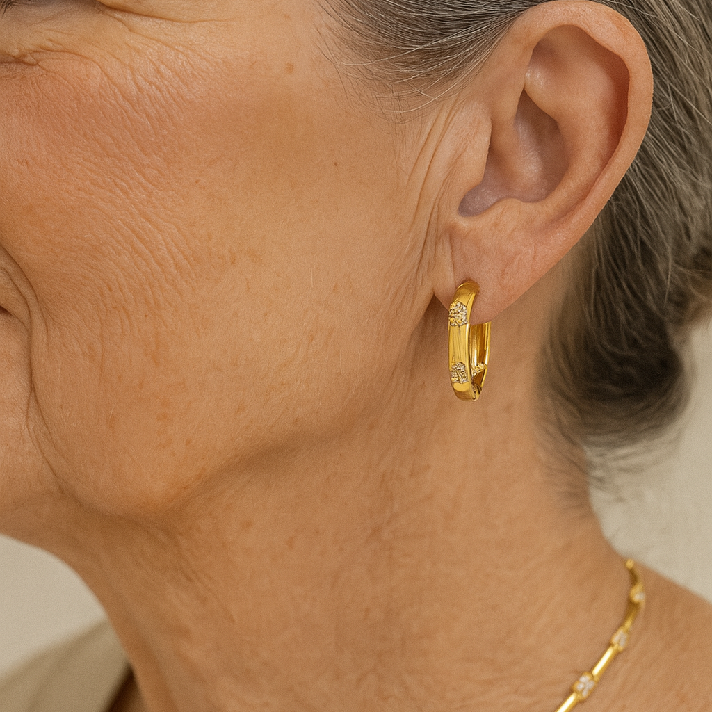 Pendientes de aro bañados en oro con motivos florales de circonitas brillantes