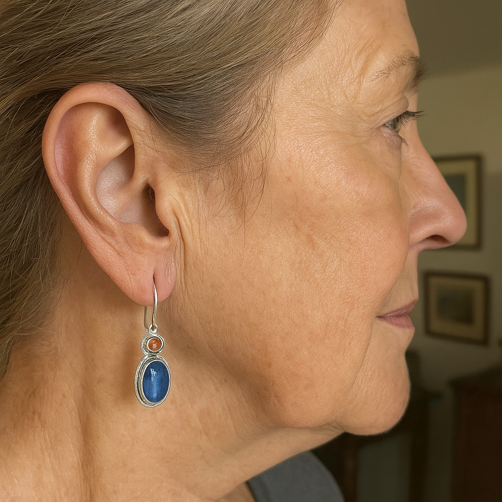 Pendientes ovalados de cianita azul con detalles en ámbar brillante
