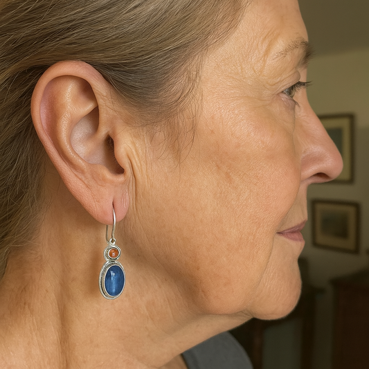 Pendientes ovalados de cianita azul con detalles en ámbar brillante
