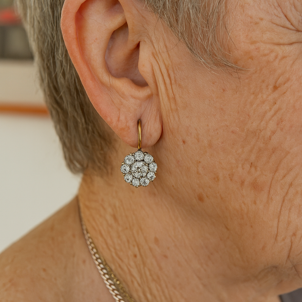 Pendientes de racimo de flores de diamantes vintage con un elegante diseño de gancho