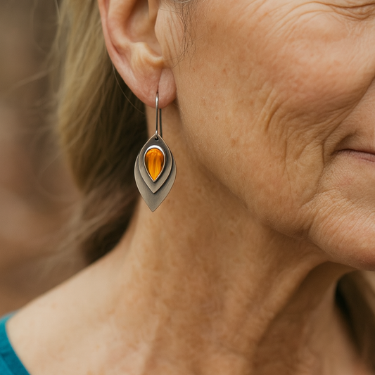 Pendientes vintage de metal mate con piedra lágrima naranja