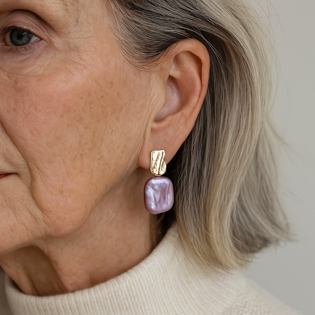 Elegantes pendientes de perlas barrocas con detalle de metal texturizado