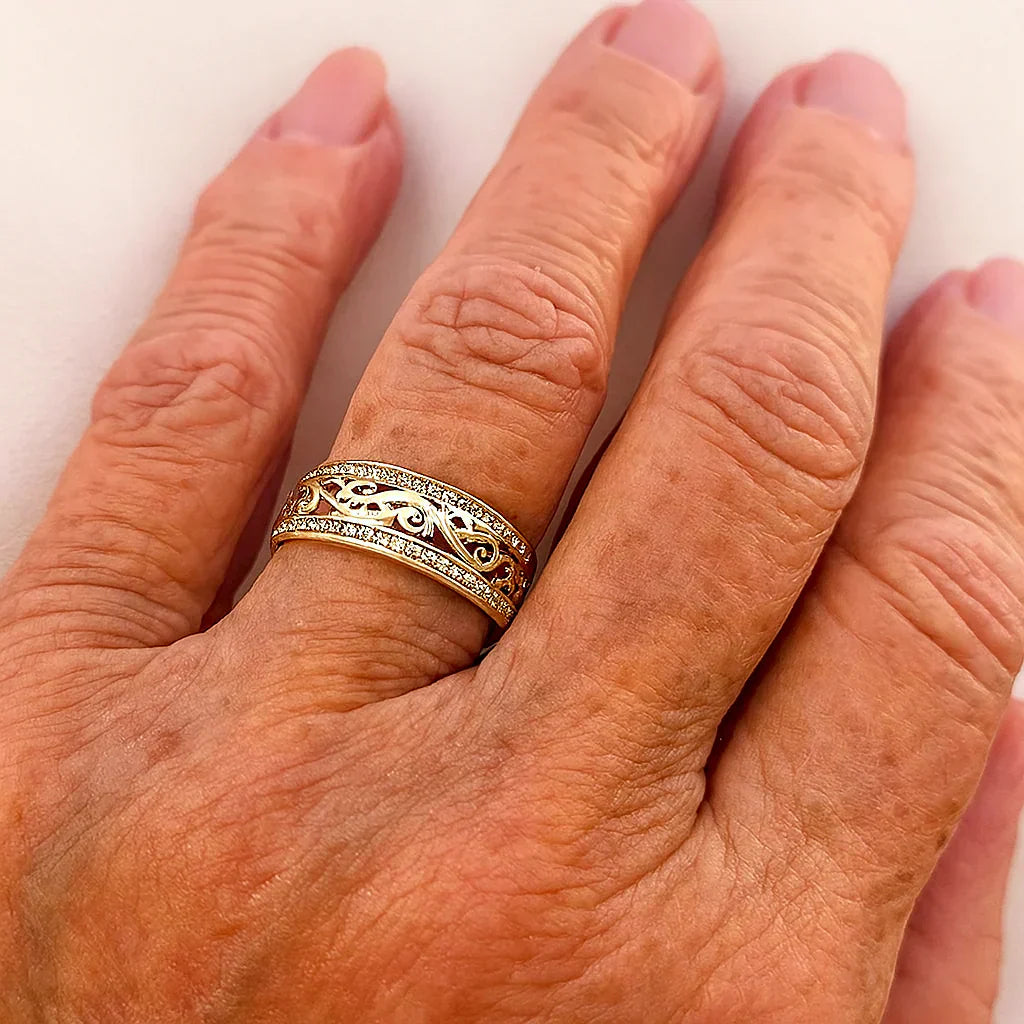 Anillo calado con brillo dorado