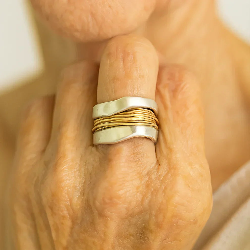 Anillo con fibras doradas