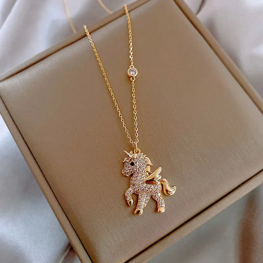 Collar de unicornio con circonitas brillantes y un delicado diseño de cuento de hadas