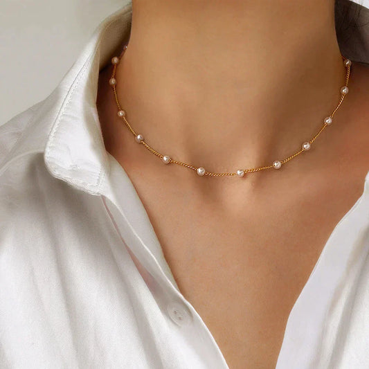 Elegante collar de perlas con cadena de filigrana para un estilo moderno y chic