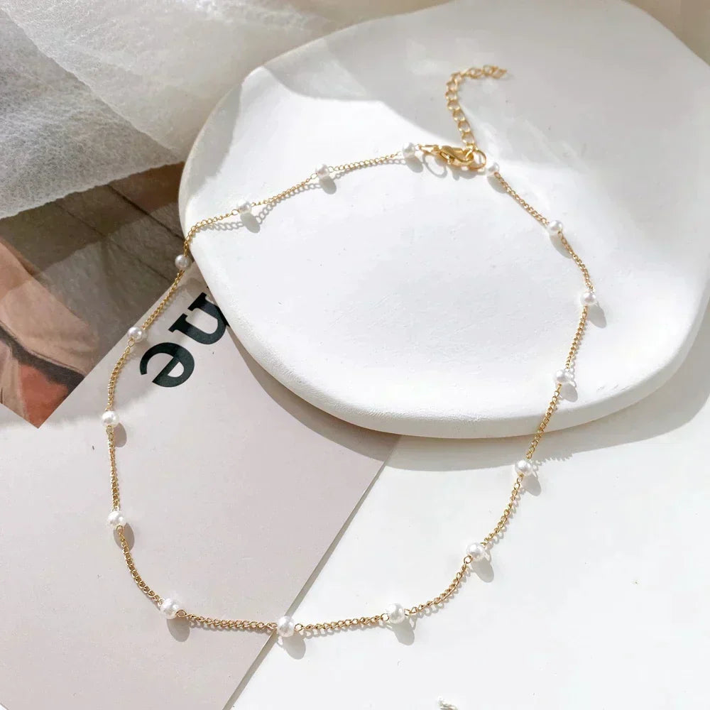 Elegante collar de perlas con cadena de filigrana para un estilo moderno y chic