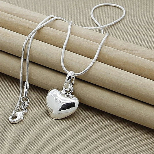 Elegante cadena de serpiente con colgante de corazón brillante
