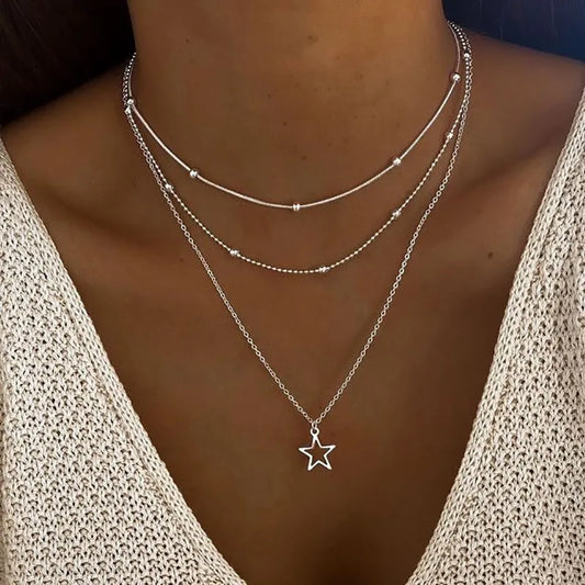 Delicado collar multicapa con perlas y colgante de estrella