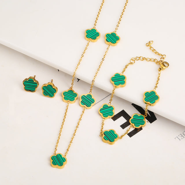 Elegante conjunto de joyas en forma de trébol con incrustaciones de piedras de colores
