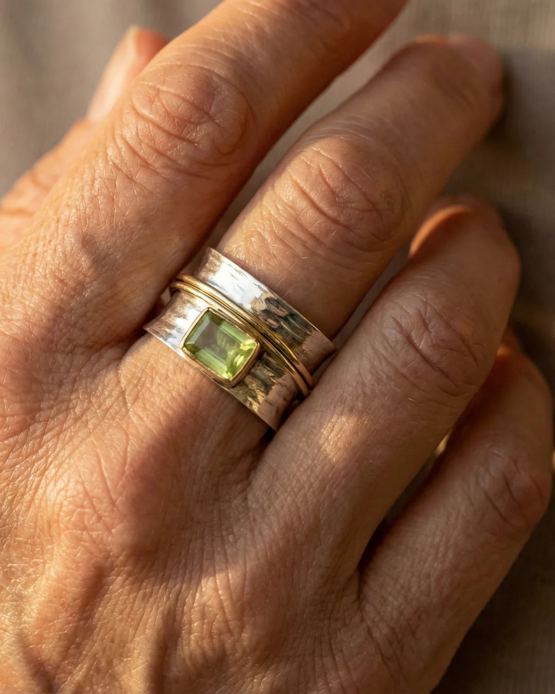 Anillo Artesanal de Plata con Piedra Preciosa de Peridoto y Detalles en Oro