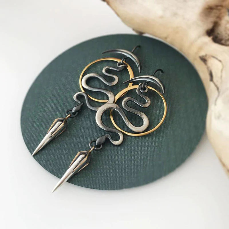 Pendientes místicos de serpiente en espiral con luna creciente y detalles de daga
