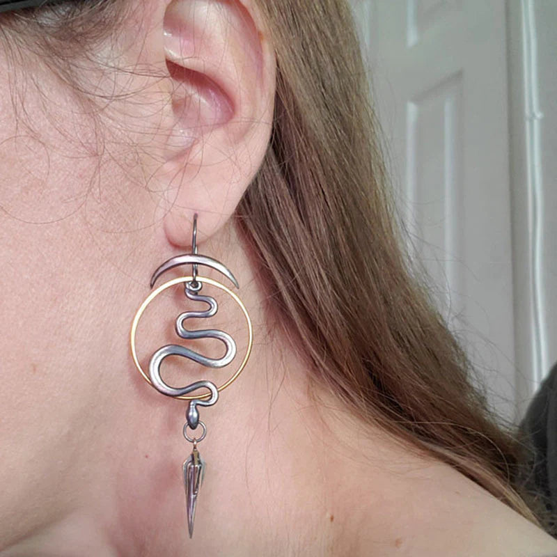 Pendientes místicos de serpiente en espiral con luna creciente y detalles de daga
