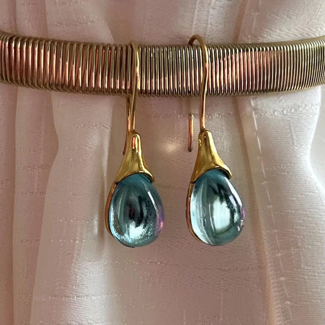 Pendientes en forma de lágrima con sutiles hojas y cuentas de cristal azul cielo