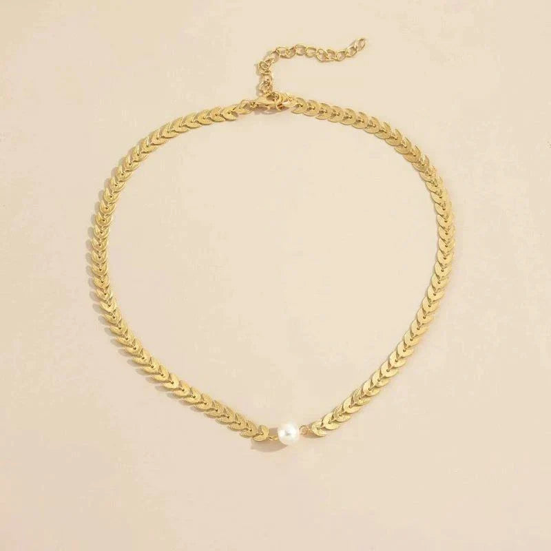 Elegante gargantilla de perlas con un delicado diseño en espiga