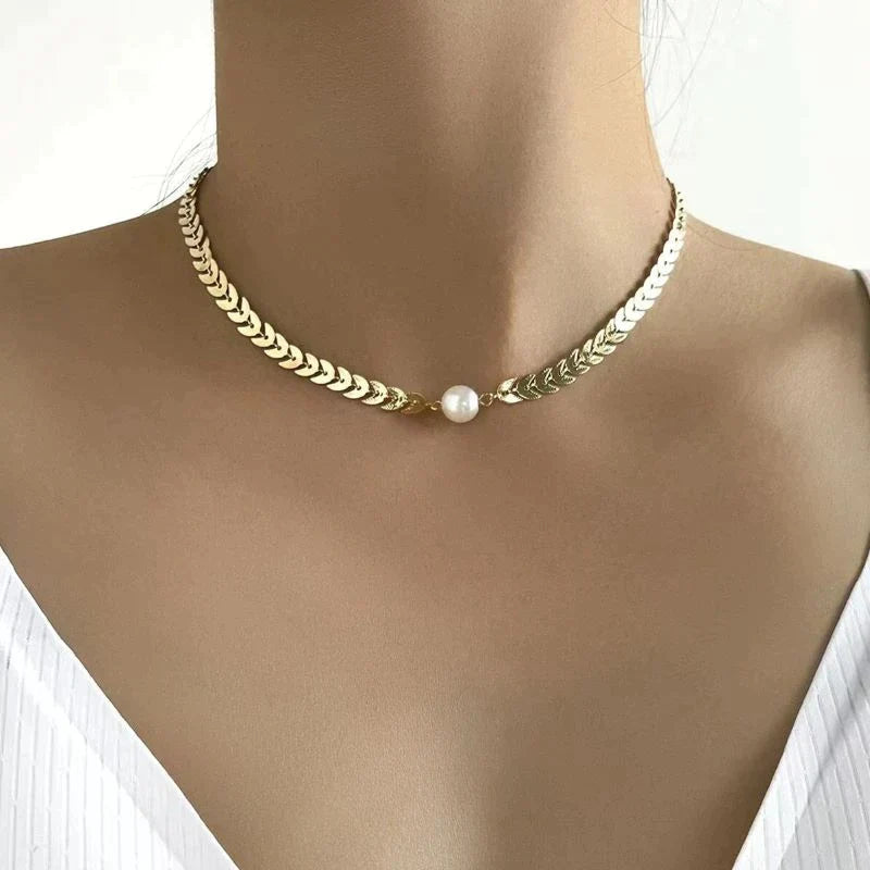 Elegante gargantilla de perlas con un delicado diseño en espiga