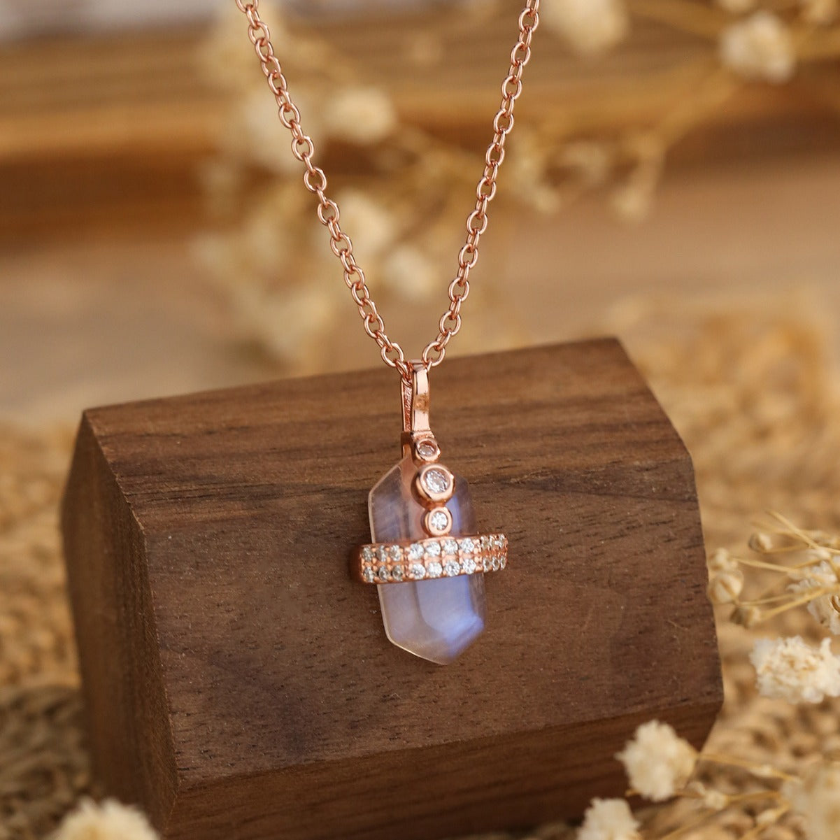 Collar de piedra lunar brillante con circonitas y colgante facetado