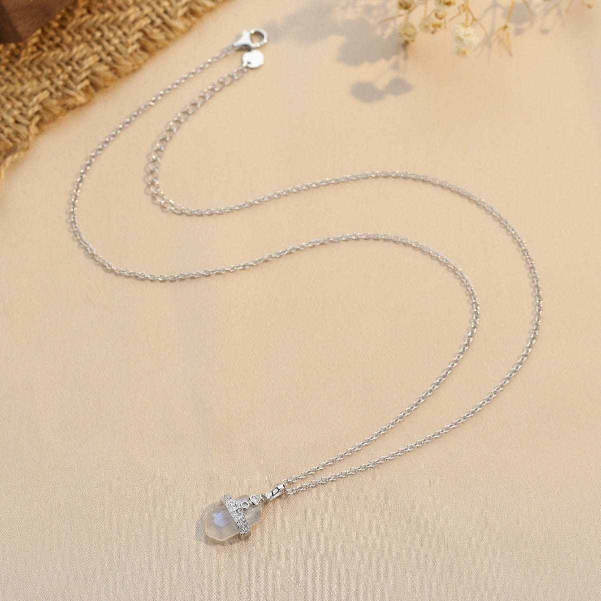 Collar de piedra lunar brillante con circonitas y colgante facetado