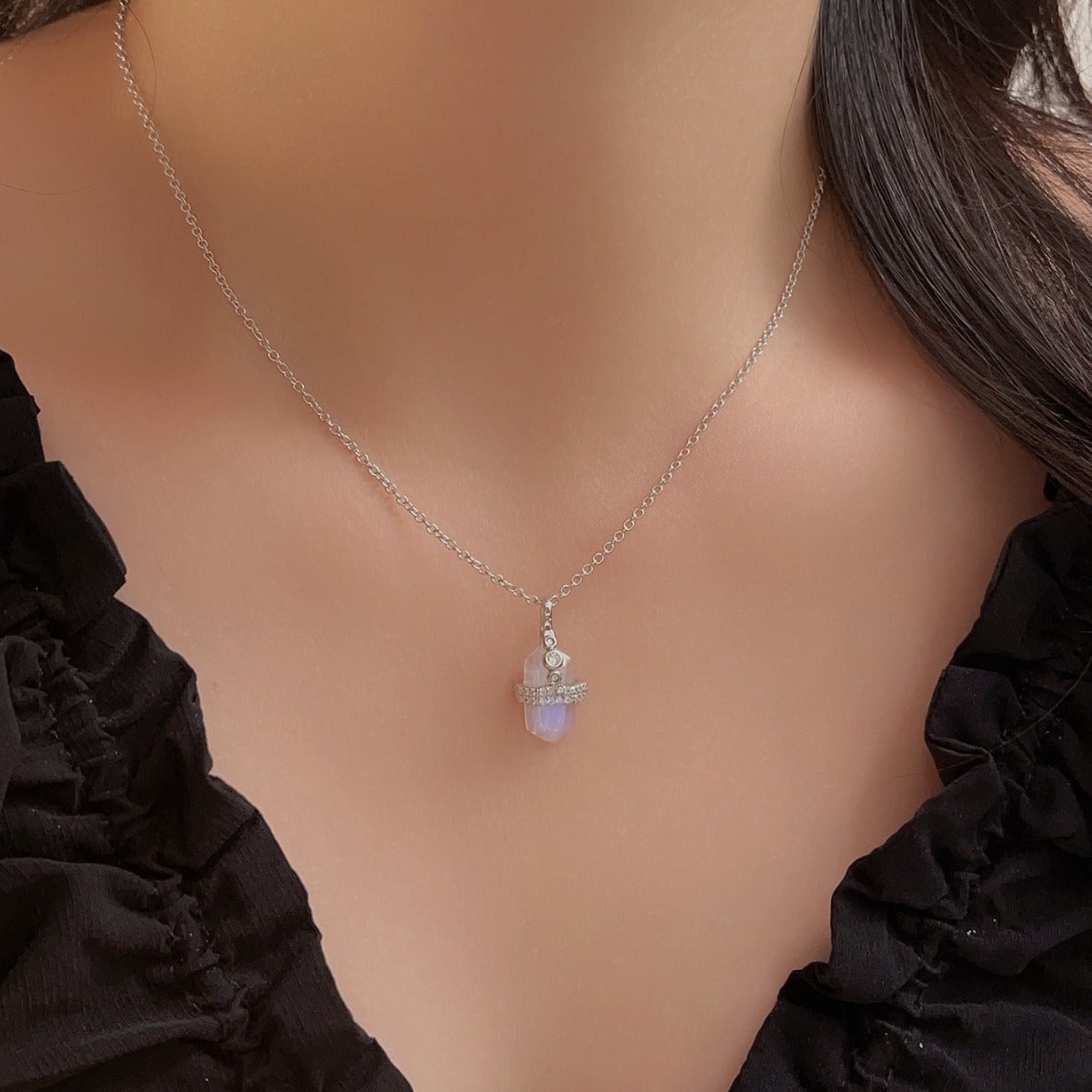 Collar de piedra lunar brillante con circonitas y colgante facetado