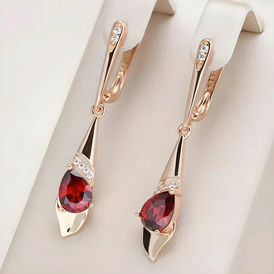 Pendientes elegantes con cristales en forma de lágrima rojos y detalles en circonitas