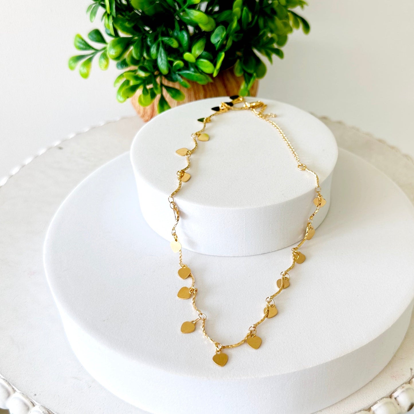 Delicado collar de corazón con divertidos charms de aspecto brillante